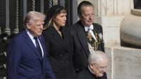 VIDEO: Trump s modrou kravatou, Zelenskyj v čiernej košeli. Stretli sa na pohrebe,  prvýkrát od roztržky v Bielom dome