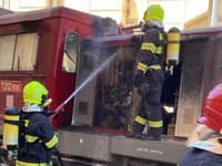 Hasiči v Trnave zasahujú pri požiari malej lokomotívy na prepravu materiálu