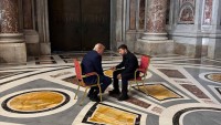 VIDEO: Trump zoči-voči Zelenskému. Pôvodne tam boli tri stoličky - poslal americký prezident Macrona preč?