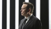 Muskova popularita zoslabla, podľa prieskumov získal príliš veľký vplyv na vládu