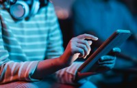Češi mění zvyky při hledání informací, zapojují AI