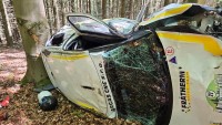 Rallye Šumava: Posádka vyletěla z trati rychlostí 170 km/h, selhaly brzdy