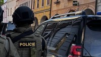 Muž, kterého policisté postřelili při útoku na ženu v Třeboni, zemřel