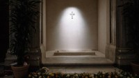 Totálně zničili náhrobek papeže Františka, kritizují Italové kameníky