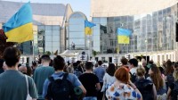 Platforma Otvorená Kultúra! protestuje pred SND proti koncertu Netrebko