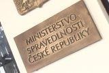 Dívka, kterou znásilňoval otčím, žádá odškodnění. Za nemajetkovou újmu požaduje od státu 600 tisíc korun