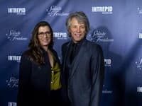 Jon Bon Jovi oslávil spolu s manželkou 36. výročie svadby: Fanúšikom ukázal FOTO z ich veľkého dňa!