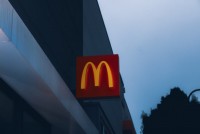 Spoločnosti McDonald ‚s klesol zisk o tri percentá: Na zákazníkov dolieha ekonomická neistota