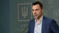 Od „hlavného psychoterapeuta Ukrajiny" až ku kritike Zelenského. Prezident uvalil na svojho exporadcu sankcie