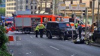 V centru Stuttgartu najelo auto do skupiny lidí, na místě jsou těžce zranění