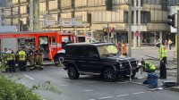 V Stuttgarte vrazilo auto do skupiny ľudí, hlásia zranených