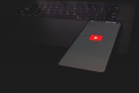 Práh pro registraci youtuberů: půl milionu zhlédnutí, 52 videí a příjem 50.000 Kč za rok