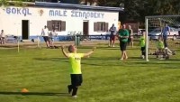 To nevymyslíš! Nejdřív letěla kopačka, pak míč. Kuriózní penalta baví internet