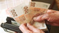 Konec valorizace výchovného. Důchodkyně dostanou v dalších letech méně peněz