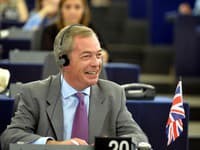 Úspech strany Reform UK v anglických komunálnych voľbách zvýšil tlak na ostatné strany
