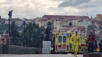 Drama na Karlově mostě: Muž s nožem vylezl na sochu Piety, na místě je zásahovka