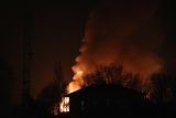 ONLINE: Ruské drony v noci útočily na Kyjev, padající úlomky ve městě způsobily požáry domů i aut