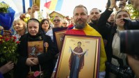 V Rumunsku sa začali opakované voľby prezidenta, favoritom je George Simion, 'náhradník' Georgesca