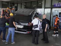 Auto vrazilo do vchodu letiska v Manile! Nehoda si vyžiadala obete, vrátane malého dievčatka