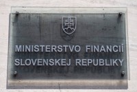 Deficit rozpočtu sa medziročne znížil o tretinu na 2,1 miliardy eur