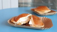 Rozpečená brioška, točená zmrzlina. Netypický burger z Kolína překvapuje