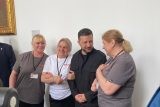 Zelenskyj se ve Sněmovně setkal s uklízečkami z Ukrajiny. Po rozhovoru s prezidentem dojetím slzely