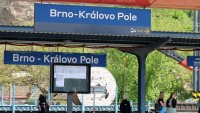 Jiné písmo i piktogramy. Nádražní tabule se promění, novinka je k vidění v Brně