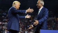 Trump vyhlásil vojnu biologickým pokusom. Zakazuje výskum, ktorý podľa neho spustil pandémiu