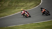 Tragédie na motocyklové dráze. Hromadnou havárii nepřežili dva závodníci