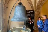 Po zásahu za Pražského povstání zůstaly ze zvonu na Staroměstské radnici jen fragmenty. Nyní opět ožívá