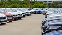 Ceny ojetých aut znovu rostou, ale jen těch spalovacích. Elektromobily dál ztrácí hodnotu hrozivou rychlostí, až o pětinu za rok