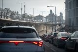 Elektroaut na českých silnicích přibývá, zákaz těch na benzin a naftu ale Češi nechtějí