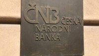 ČNB znovu snížila sazby. Příští rok předpokládá pomalejší růst ekonomiky