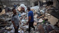 Izrael útočil v Gaze. Vzdušné údery zabily desítky lidí, píší agentury