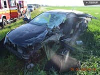 Obe vozidlá skončili mimo vozovky! Polícia vyšetruje raňajšiu čelnú zrážku auta s ťahačom