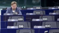 Poslanca AfD Kraha podozrievajú z úplatkárstva a prania špinavých peňazí. Hrozí mu strata imunity