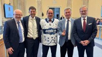 Výborný prohrál sázku s hejtmanem Grolichem. Na jednání vlády musel v dresu