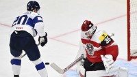Fíni sa vytrápili s Rakúšanmi, súboj okorenil duel bratov na opačných koncoch klziska