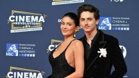 Najhorúcejší pár Hollywoodu konečne na červenom koberci: Chalamet vzal do náručia Kylie Jenner. V róbe, ktorú predviedla v Ríme, vyrazila dych