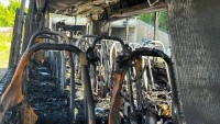 Dopravu v Brně zkomplikoval požár autobusu. Zbylo z něj jen ohořelé torzo