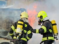 Hasiči bojujú s plameňmi v Moldave nad Bodvou: Horí rodinný dom, ohrozené sú aj susedné