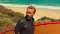 Recenze filmu Surfař. Nicolas Cage v podvratné symfonii šílenství z australského pobřeží
