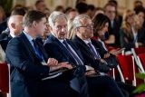 Je ironické, že nás je osm miliard a osud lidstva drží v rukou tři muži, řekl v Praze exprezident Finska