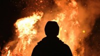 V Ostravě se polil muž neznámou látkou a zapálil, uhasili ho svědci