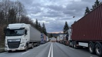 Poľskí autodopravcovia opäť blokujú priechod na hranici s Ukrajinou