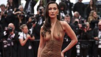 KVÍZ: Slovenka s turbanom, odhalená hruď francúzskej zvodkyne či slávny svalovec vyzlečený na pláži. Spoznáte tváre kultových sexi momentov z Cannes?