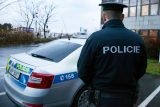 Muž měl na eskalátorech fotit intimní partie dívky, zabránila mu jiná žena. Teď po něm pátrá policie