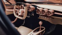 Znovuzrozená legenda italských sporťáků je balzám na duši staromilců, má V8, manuál a ani jeden digitální displej