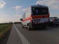 Sanitka takmer zrazila cyklistu pri predbiehaní auta! Všetko zachytilo VIDEO, tragédii unikol len o vlások