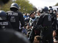 Násilné propalestínske protesty v Berlíne: Policajt je po útoku demonštrantov v kritickom stave